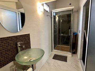 Casa 5 ambientes, 4 dormitorios, 3 cocheras