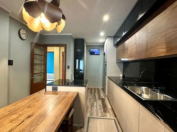 Casa 5 ambientes, 4 dormitorios, 3 cocheras