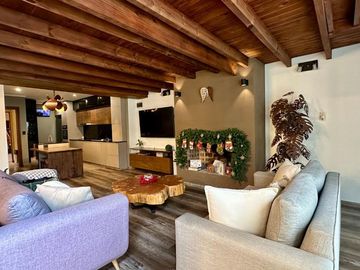 Casa 5 ambientes, 4 dormitorios, 3 cocheras