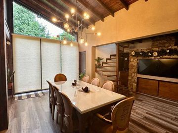Casa 5 ambientes, 4 dormitorios, 3 cocheras