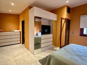 Casa 5 ambientes, 4 dormitorios, 3 cocheras