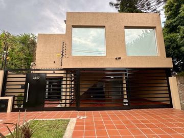 Casa 5 ambientes, 4 dormitorios, 3 cocheras
