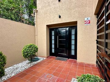 Casa 5 ambientes, 4 dormitorios, 3 cocheras
