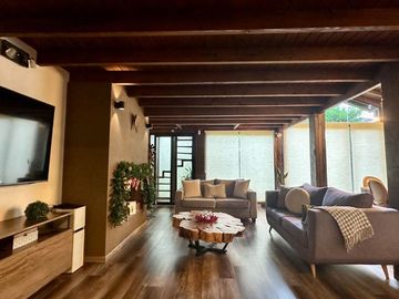 Casa 5 ambientes, 4 dormitorios, 3 cocheras