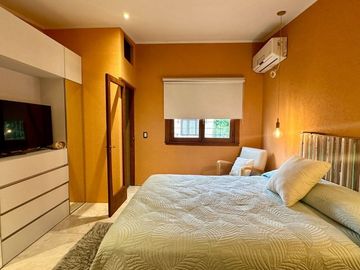 Casa 5 ambientes, 4 dormitorios, 3 cocheras