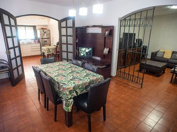 CASA CON PARQUE Y PILETA EN BARRIO PARQUE BERNAL