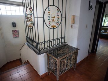 CASA CON PARQUE Y PILETA EN BARRIO PARQUE BERNAL