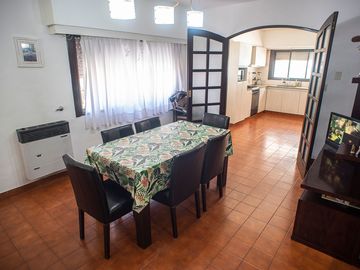CASA CON PARQUE Y PILETA EN BARRIO PARQUE BERNAL