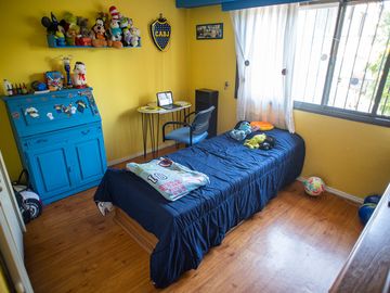 CASA CON PARQUE Y PILETA EN BARRIO PARQUE BERNAL