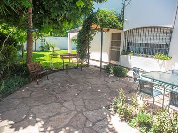 CASA CON PARQUE Y PILETA EN BARRIO PARQUE BERNAL