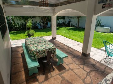 CASA CON PARQUE Y PILETA EN BARRIO PARQUE BERNAL