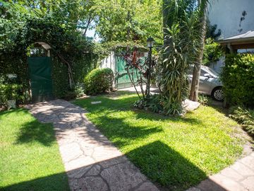 CASA CON PARQUE Y PILETA EN BARRIO PARQUE BERNAL