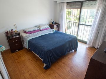 CASA CON PARQUE Y PILETA EN BARRIO PARQUE BERNAL