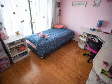 CASA CON PARQUE Y PILETA EN BARRIO PARQUE BERNAL