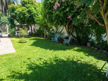 CASA CON PARQUE Y PILETA EN BARRIO PARQUE BERNAL