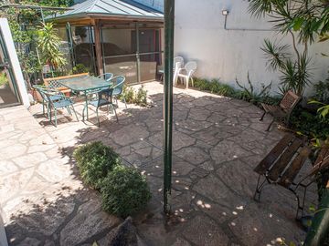 CASA CON PARQUE Y PILETA EN BARRIO PARQUE BERNAL