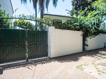 CASA CON PARQUE Y PILETA EN BARRIO PARQUE BERNAL
