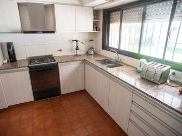CASA CON PARQUE Y PILETA EN BARRIO PARQUE BERNAL