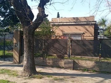 CASA 3 AMB C/PARQUE-LONGCHAMPS -BAJO DE PRECIO