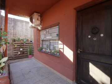 Casa en venta 4 ambientes con parque Luis Guillón