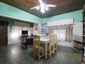 Casa en venta 4 ambientes con parque Luis Guillón