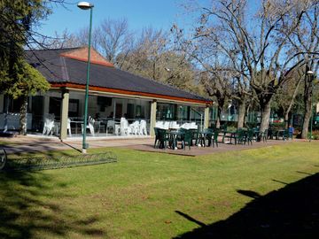 HIGHLAND PARK: CASA EN VENTA AL GOLF 3 DORM C/ DEP