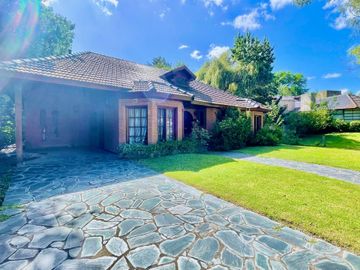 HIGHLAND PARK: CASA EN VENTA AL GOLF 3 DORM C/ DEP