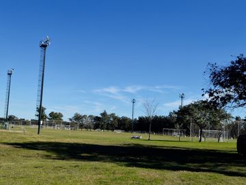 HIGHLAND PARK: CASA EN VENTA AL GOLF 3 DORM C/ DEP