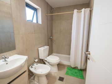 VENTA SEMIPISO DOS DORMITORIOS EN TORRE LYON