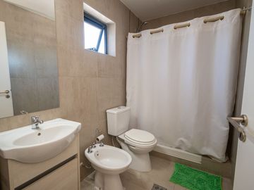 VENTA SEMIPISO DOS DORMITORIOS EN TORRE LYON