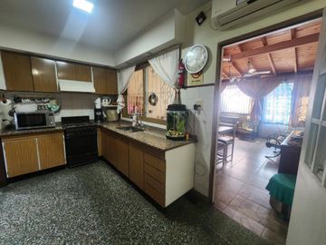 VENTA CASA VILLA LUZURIAGA JARDIN PILETA COCHERA