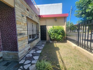 VENTA CASA VILLA LUZURIAGA JARDIN PILETA COCHERA