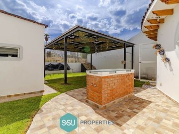 CASA EN VENTA EN CUMBRES DEL LAGO