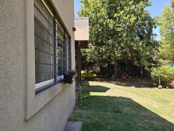CASA 5 AMB F. ALVAREZ MORENO CON JARDIN Y PARRILLA