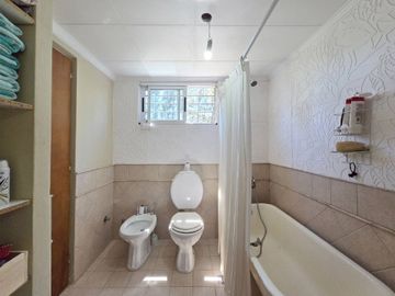 CASA 5 AMB F. ALVAREZ MORENO CON JARDIN Y PARRILLA