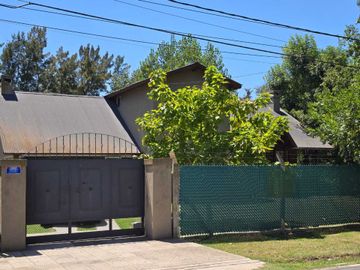 CASA 5 AMB F. ALVAREZ MORENO CON JARDIN Y PARRILLA