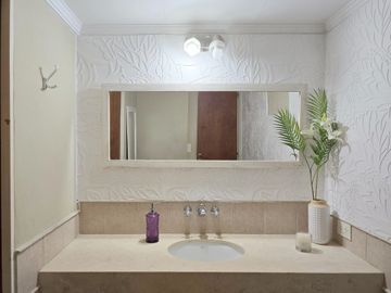 CASA 5 AMB F. ALVAREZ MORENO CON JARDIN Y PARRILLA