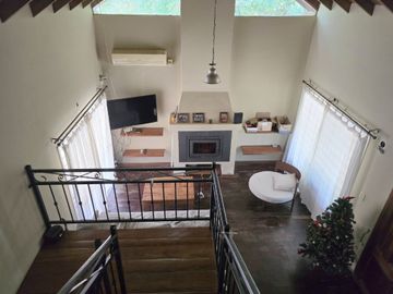 CASA 5 AMB F. ALVAREZ MORENO CON JARDIN Y PARRILLA