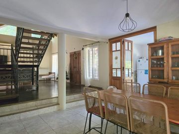 CASA 5 AMB F. ALVAREZ MORENO CON JARDIN Y PARRILLA