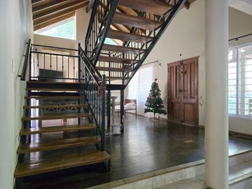 CASA 5 AMB F. ALVAREZ MORENO CON JARDIN Y PARRILLA