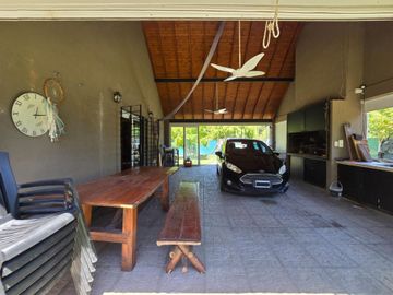 CASA 5 AMB F. ALVAREZ MORENO CON JARDIN Y PARRILLA