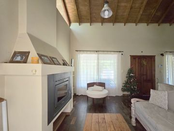 CASA 5 AMB F. ALVAREZ MORENO CON JARDIN Y PARRILLA
