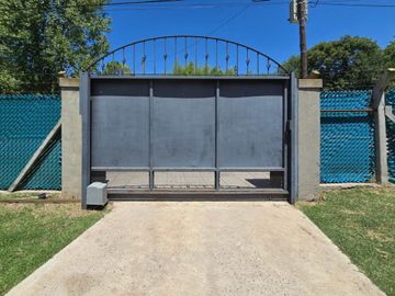 CASA 5 AMB F. ALVAREZ MORENO CON JARDIN Y PARRILLA