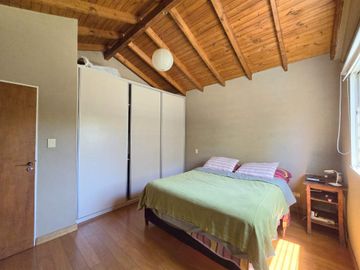 CASA 5 AMB F. ALVAREZ MORENO CON JARDIN Y PARRILLA