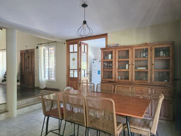 CASA 5 AMB F. ALVAREZ MORENO CON JARDIN Y PARRILLA