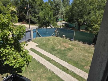 CASA 5 AMB F. ALVAREZ MORENO CON JARDIN Y PARRILLA