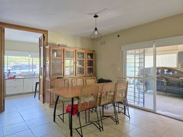 CASA 5 AMB F. ALVAREZ MORENO CON JARDIN Y PARRILLA