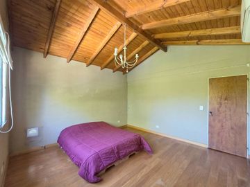 CASA 5 AMB F. ALVAREZ MORENO CON JARDIN Y PARRILLA