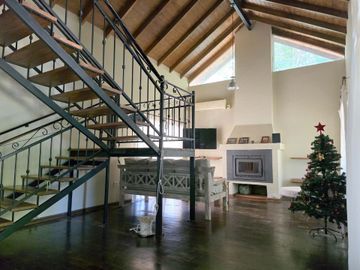 CASA 5 AMB F. ALVAREZ MORENO CON JARDIN Y PARRILLA