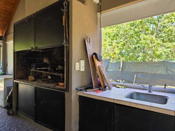 CASA 5 AMB F. ALVAREZ MORENO CON JARDIN Y PARRILLA